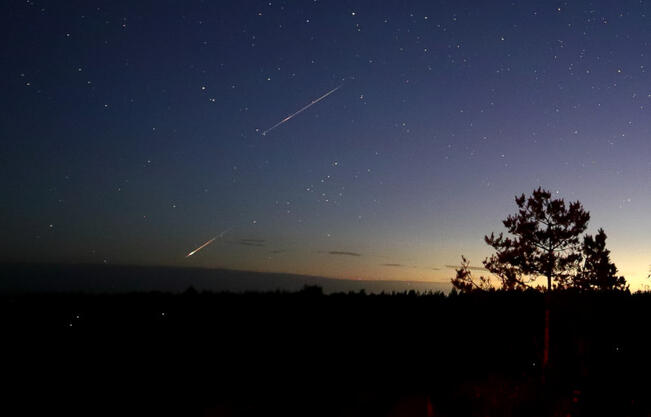 Kaksi perseidiä kuvattuna Kemiönsaaressa 13.8.2023.