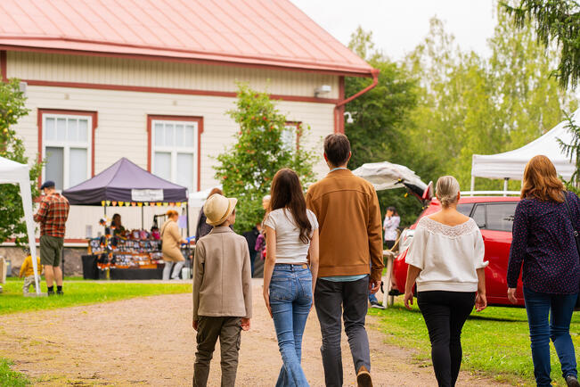 Käsityöläisten tori on Jokipolun tapahtumalavan ja Annantuvan ympäristössä.
