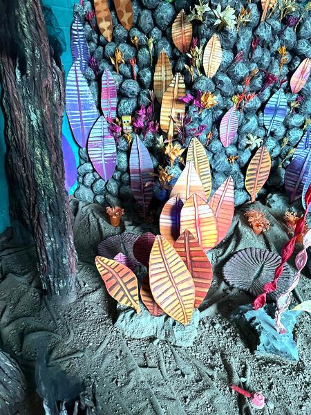 Paavo Pesusienen näköinen hahmo piilossa Alkuräjähdyshuoneessa.