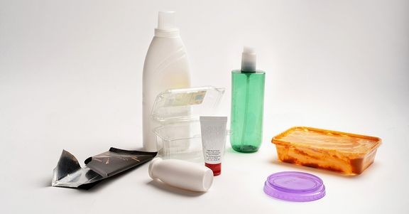 Oikein lajiteltu muovipakkaus on arvokasta raaka-ainetta, josta voidaan valmistaa uusia tuotteita ja pakkauksia, kuten kukkaruukkuja, tiskiharjoja, kalvomuoveja ja kauppakasseja. 