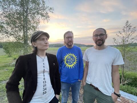 Kelluvat ikkunat on ennen kaikkea Jura Salmen (keskellä) sooloprojekti, vaikka ilman Jaakko Rinteen ja Ami Kajanin panosta levy tuskin olisi syntynyt. 