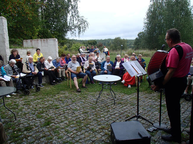 Juha Simola laulatti ja säesti harmonikalla Nautelankosken yhteislauluillassa viime vuoden Lieto-viikolla.