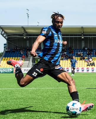 Loic Essomba tyrmättiin ja vietiin ambulanssilla sairaalaan.