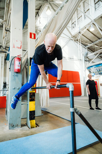 Senioriparkourista on tullut suosittua. Turun Parkour Akatemia aikoo aloittaa senioreille suunnatut kurssit uudelleen.