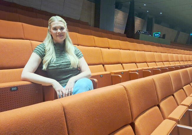 Nomi Enckell on tullut tunnetuksi myös laulajana, mutta tällä hetkellä hän identifioituu enemmän näyttelijäksi.