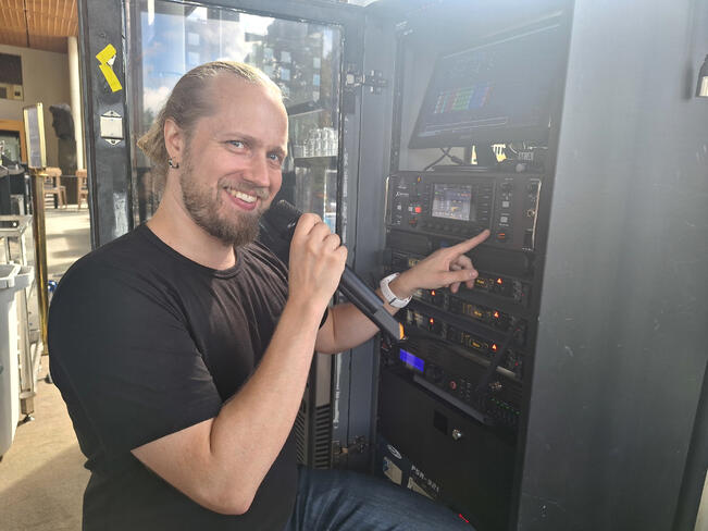 Eetu Karioja on ehtinyt myös meritoitua äänisuunnittelijana. Alkuvuodesta Karioja oli ehdolla äänisädepalkinnon saajaksi Meillä on täyttä -esitykseen tekemästään äänisuunnittelusta.