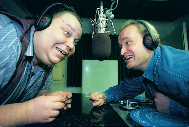 Vaakku Varjus (vas.) ja Janne Porkka tutustuivat 1980-luvulla. Samanlaisen huumorintajun omannut kaksikko alkoi viettää aikaa yhdessä myös työkuvioiden ulkopuolella. Kuvassa ollaan Isin ja Tommin nauhoituksissa vuonna 1996. 