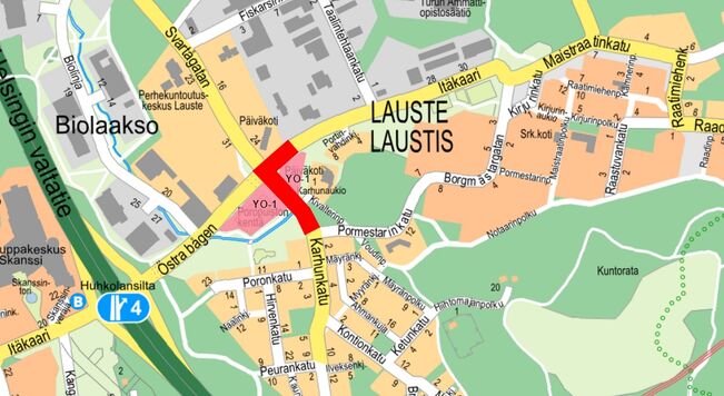 Suunnittelualue punaisella ja monitoimitalon korttelit YO-1 -merkinnällä opaskartalla.