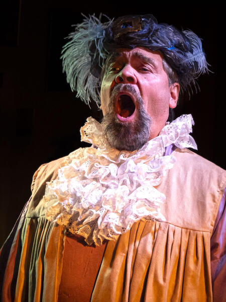 Reggien roolissa Kvartetti-näytelmässä nähdään Kari Danielsson. 