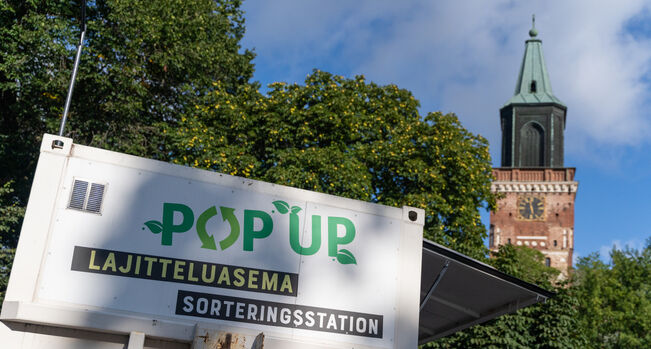 Turun päivänä 21. syyskuuta 2025 Lounais-Suomen Jätehuollon (LSJH) Pop up -lajitteluasema ottaa vastaan maksutta tiettyjä kotitalouksien jätteitä Tuomiokirkontorilla.