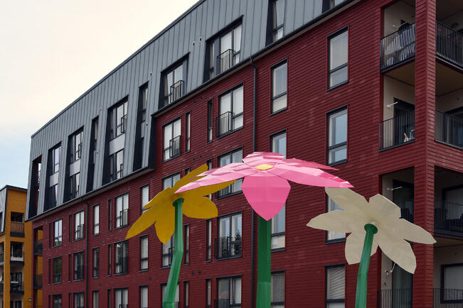 Kukka-veistos Linnanfältissä.