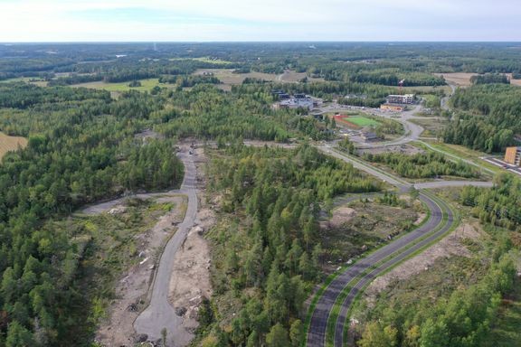 Tarjouskilpailuun asetetut tontit sijaitsevat Pyrstötähti-kadun etäläreunassa. Kesällä 2024 otetussa ilmakuvassa Pyrstötähti-katu vielä keskeneräisenä vasemmalla. Alueen kunnallistekniikka ja kadut valmistuivat viime vuonna, joten tonteille pääsee rakentamaan heti. 