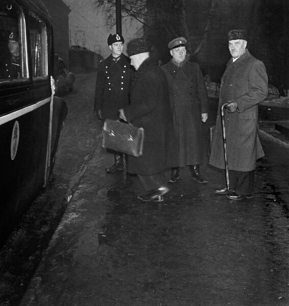 Moskovan silmätikku Väinö Tanner ja entinen Saksan lähettiläs T.M. Kivimäki (oik.) saapumassa oikeuden istuntoon Säätytalolle.