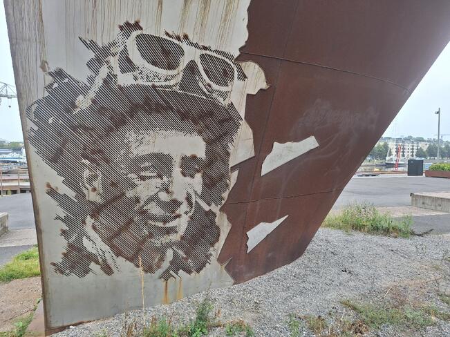 Remains-teoksen paikka oli aluksi joen toisella puolella.