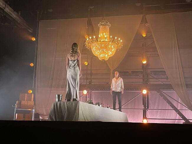 Julian roolin tekevä Selina Ukkonen kertoo äänenkäytön olevan erilaista, kun näyttelee suuressa tilassa.

