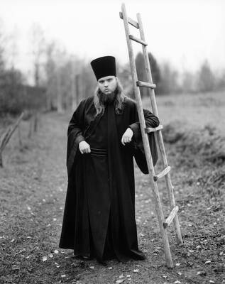 Nelli Palomäki, Lavrenti (portaat / stegen / the ladder), 2024. Seleenitoonattu hopeagelatiinivedos. Sarjasta Portaat.