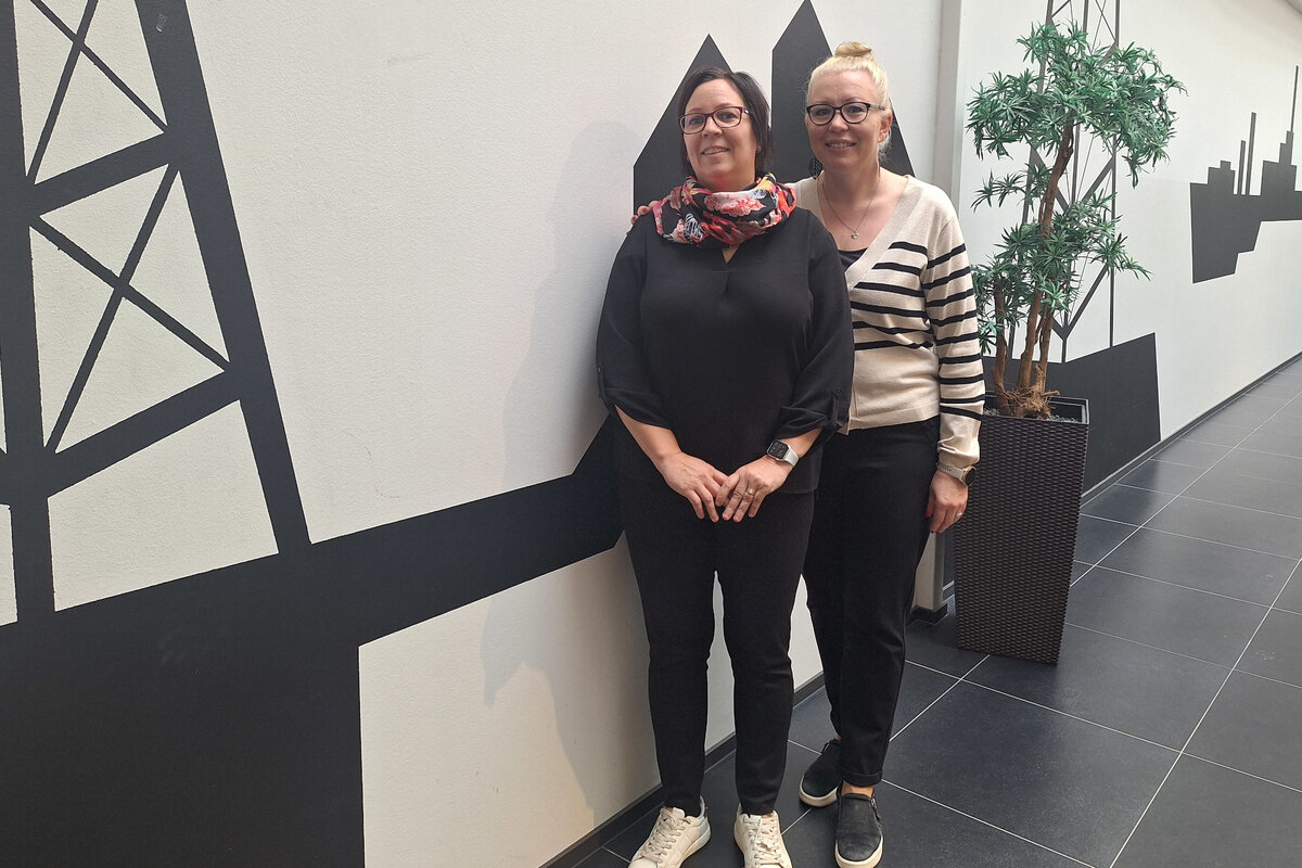 Kaisa Rantanen (vas.) ja Niina Hannuksela luotsaavat opiskelijoita maailmalle työharjoitteluihin. – Ennen lähtöä opiskelijat valmistautuvat kuukausia eri tavoin matkaan, he kertovat.