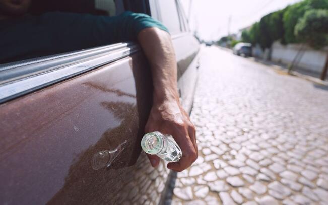 Alkolukko vakiovarusteena olisi voinut ehkäistä noin kolmanneksen henkilöautojen kuolinkolareista viime vuonna. 
