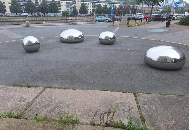 Helmet symboloi turkulaisten suhdetta mereen ja Aurajokeen.