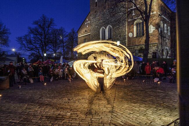 Aura Companyn tulitaide-esitys lokakuussa 2021.