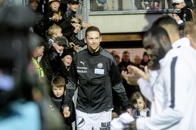 Kasper Hämäläinen ei vietä nimipäiviään erityisesti, mutta muistutti vaimoaan tänä vuonna etukäteen, että nimipäivät ovat tulossa. – Joskus päivä saattaa unohtua itseltänikin, hän tunnustaa.