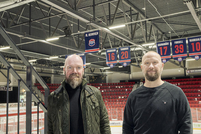 Antti Virtasen (vas.) ja Timo Pärssisen paidat nousevat Kupittaalla kattoon. 