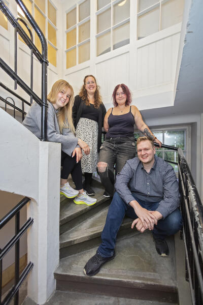 Makasiinin toimintaa on suunnitellut nuorten aikuisten oma työryhmä, josta portailla on osa: Pinja Syrjänen (vas.), Elsa Lempinen, Taru Soisalo-Varjo ja edessä Rami Nurmi.