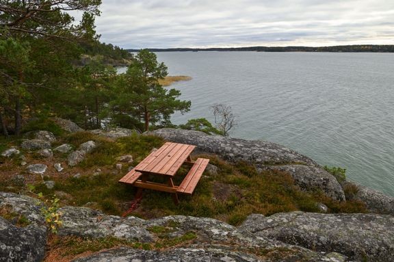 Villan reitin varrella p&#228;&#228;see ihailemaan merimaisemia.
