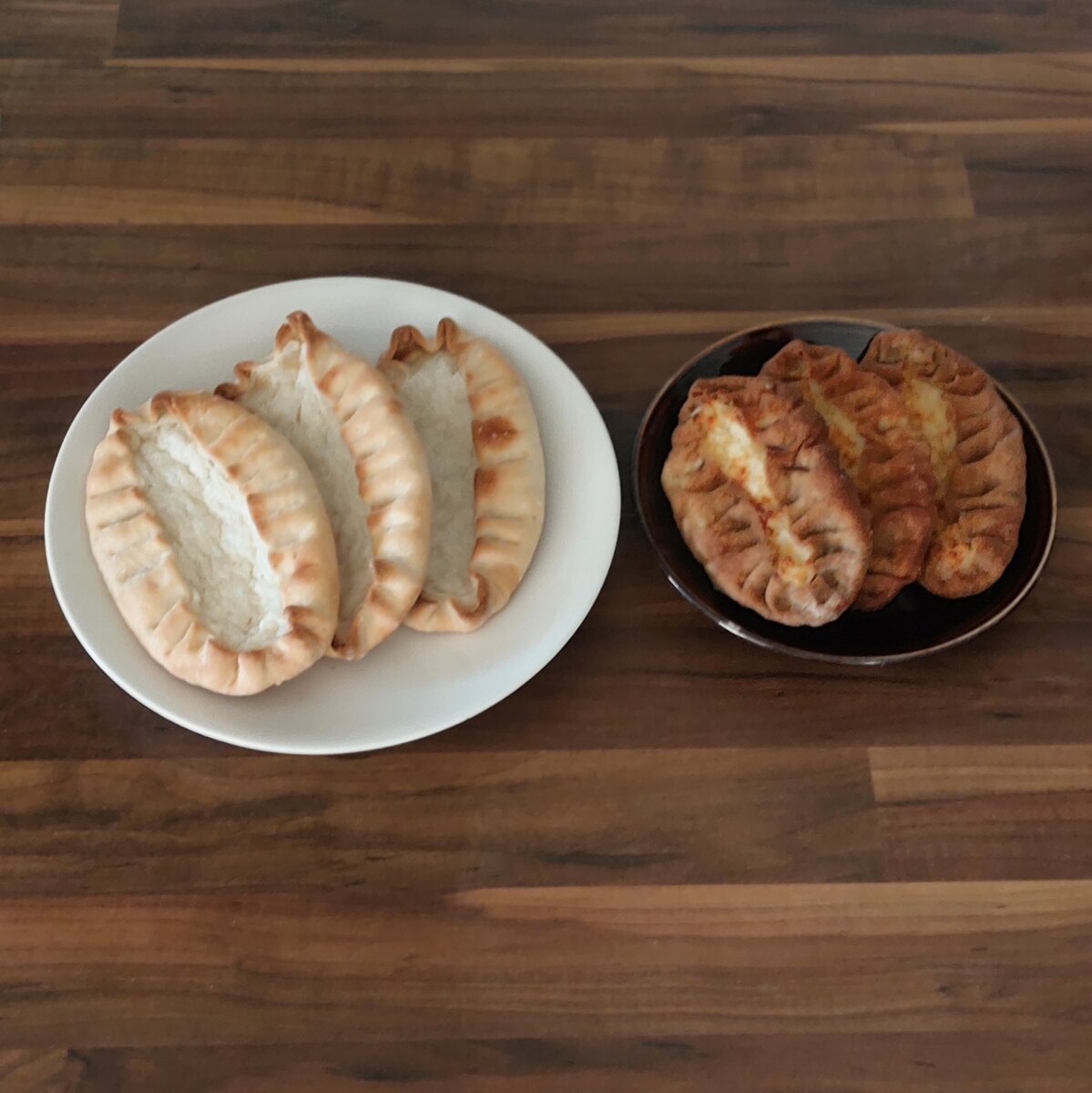 Riisipiirakoita (vas.) ja karjalanpiirakoita.