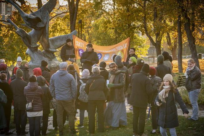 Uskontojen rauhankävely päättyy Turun tuomiokirkon rappusille.