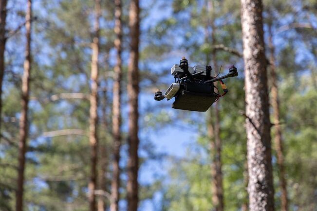 Maanmittauslaitoksen Paikkatietokeskuksen kehittämä metsän sisällä lentävä drooni.
