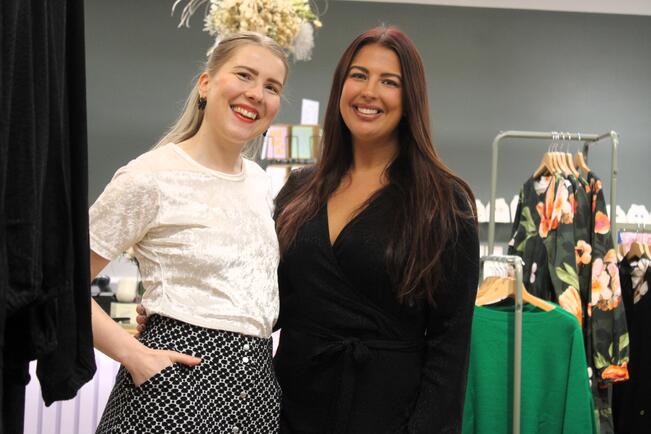 Mielan yrittäjät Anni Minkkinen (vas.) ja Ariela Perä-Rouhu iloitsevat tuoreesta muutosta Turun kivijalkaan. Heidän lisäkseen Mielan kolmas yrittäjä on Inga Keski-Heikkilä.