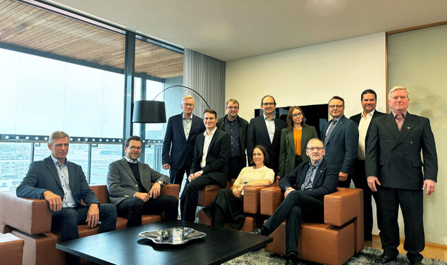 Jari Viitasalo (edessä vas., hallituksen pj., OP Vakka-Auranmaa), Juha Salonen (hallituksen pj., OP Turun Seutu), Esa Heinonen (hallintoneuvoston pj., OP Rymättylä), Alice Björklöf (toimitusjohtaja, OP Nauvo) ja Juha Mäkinen (hallituksen pj., OP Niinijokivarsi). Takarivissä Petteri Rinne (vas., toimitusjohtaja, OP Turun Seutu), Joakim Ljungman (hallintoneuvoston pj., OP Nauvo), Mats Eriksson (hallituksen pj., OP Nauvo), Mirkkaliina Pettersson (toimitusjohtaja, OP Niinijokivarsi), Kalle Martti (hallintoneuvoston pj., OP Niinijokivarsi), Mikko Paijola (toimitusjohtaja, OP Rymättylä) ja Mika Putus (hallituksen pj., OP Rymättylä).
