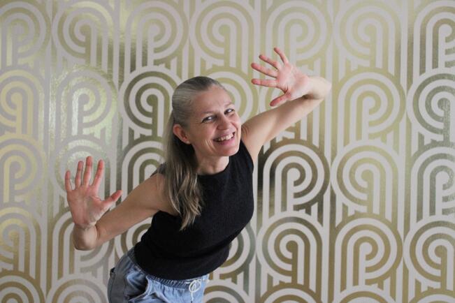 Afrotanssia rakastava ja opettava Jattamarie Rauhaluoto perusti ELM Turku studion tarjotakseen mielen ja kehon hyvinvointia tukevia tunteja turkulaisille sekä tarjotakseen mentorointia alalle pyrkiville ja jo alalla oleville ohjaajille.