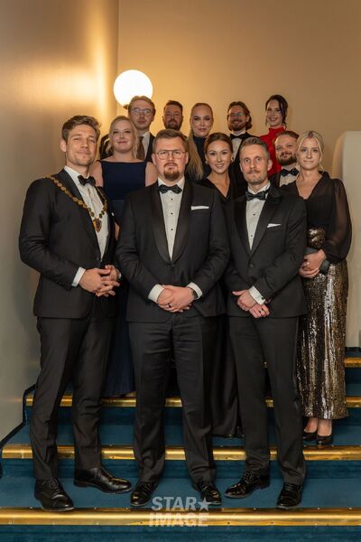 Julius Håkans (ylh. vas.), Marko Suominen, Eveliina Salminen, Niko Vuorinen ja Iina Puisto, Kia Kilpinen (kesk. vas.) , Alma Kuvaja, Teemu Vesiluoma ja Henna Pursiheimo sekä Niko Hiltunen (ed. vas.), Samuli Tähtinen ja Petteri Ahokoski.