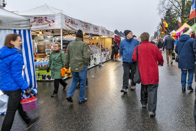 Silakkamarkkinoilla riitti vilinää sateisesta säästä huolimatta.