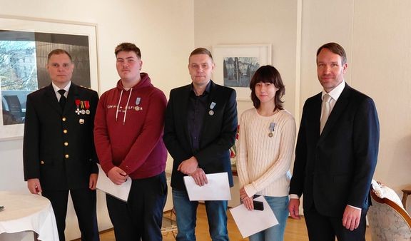 Hengenpelastusmitalien saajat Miska Rosenberg, Sami Hamilo ja Emily Ker&#228;nen poseeraavat yhdess&#228; Lounais-Suomen aluehallintoviraston johtaja Tero Kuusiston ja ylijohtaja Ilkka Horellin kanssa.  