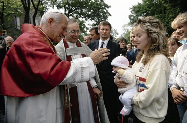 Paavi Johannes Paavali II tapasi Turun kaduilla myös ihan tavallisia kaupunkilaisia. Kävellessään Tuomiokirkolta kohti piispantaloa hän siunasi tämän pienen uuden kansalaisen. 