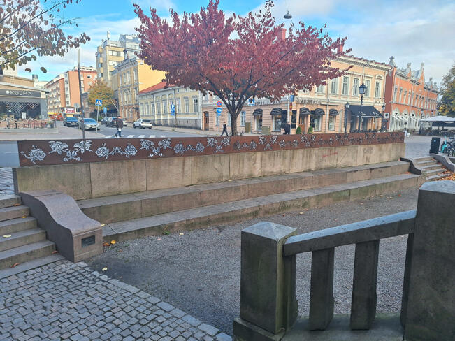 Corden-teräs on nähtävillä myös toisella puolella Aurajokea. Ajan virta on myös tehty siitä. 