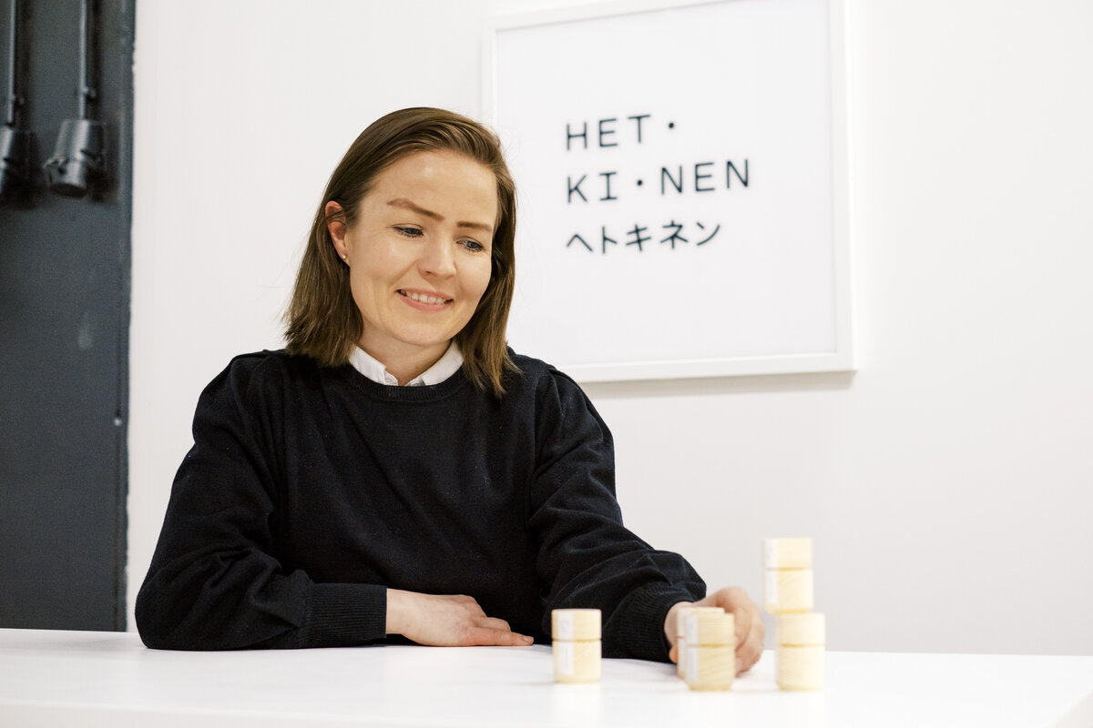 Mona Isotupa on sitä mieltä, että yrittäjyys kaipaa rohkeutta ja uskoa itseensä.