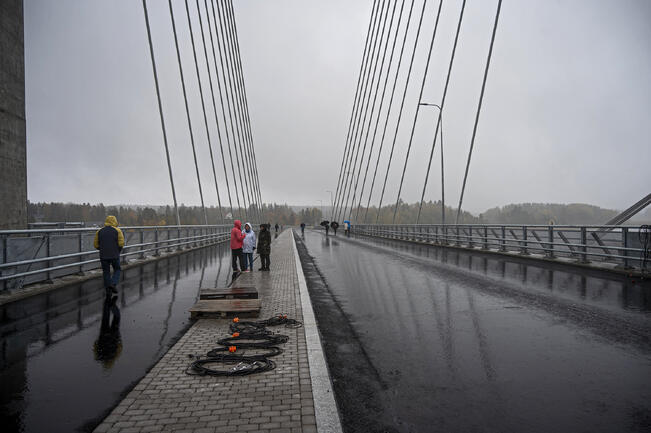 Torstaina 6. marraskuuta noin kello 9 myös Paraisten suuntaan menevä kaista otetaan käyttöön, ja vanha silta jää pois käytöstä.
