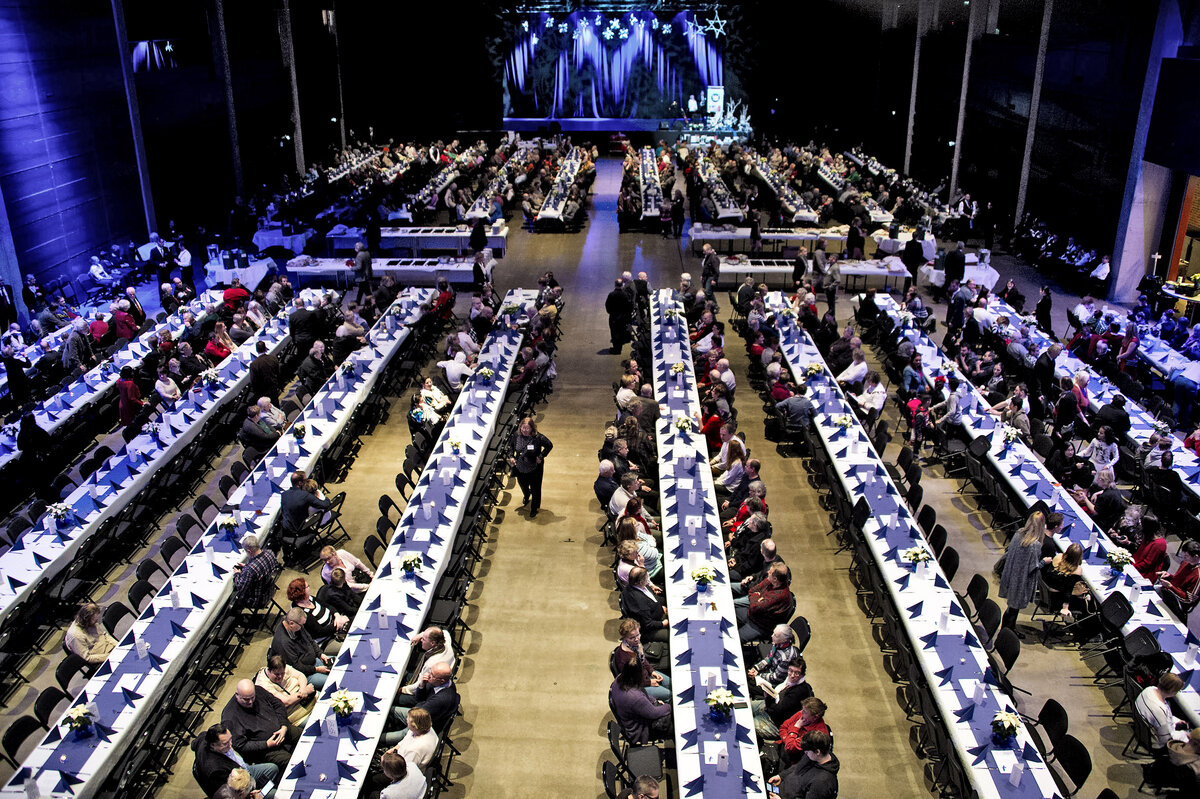 Jouluaterialle Logomoon mahtuu noin 800 henkeä.