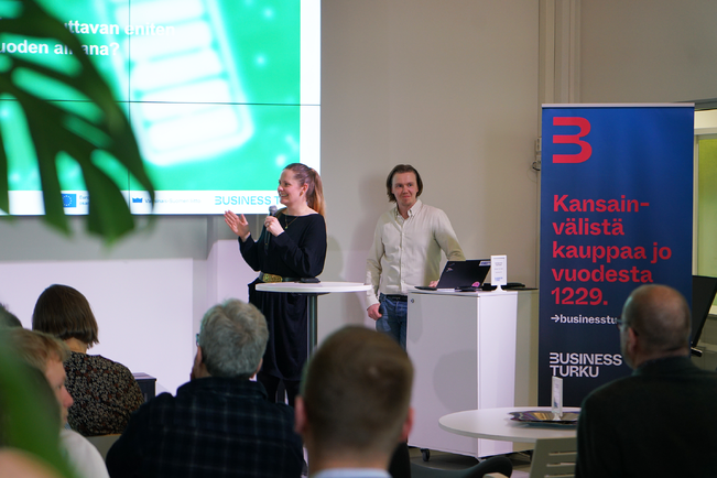 Vihreän siirtymän teemavastaava Katja Holmén ja invest in -asiakkuusvastaava Toivo Koskinen avaamassa Energiaverkoston tapaamista.
