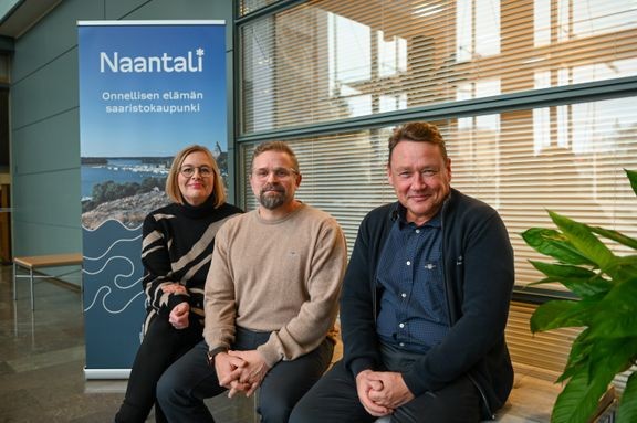 Naantalin kaupunginhallituksen puheenjohtajisto Reetta Tanila-Järvinen (vas.), Toni Forsblom (pj.) ja Kimmo Aho.  
