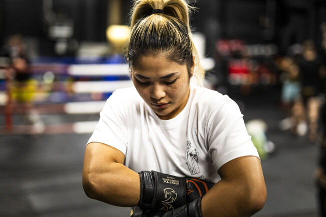 Ommi Mingsupphakunin kamppailu-urheilu-ura on ollut nousujohteinen. Ensimmäinen mitali oli vuoden 2019 thainyrkkeilyn SM-pronssi. Sittemmin voittoja on kertynyt runsaasti.