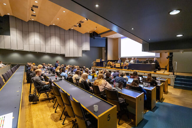 Kaupunginvaltuusto kokoontuu Linnasmäen opistolla. Kaupungintalo on remontissa.