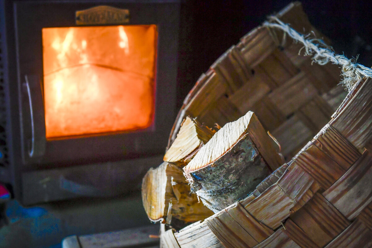 Kuiva puu palaa puhtaammin ja tuottaa enemmän lämpöä.