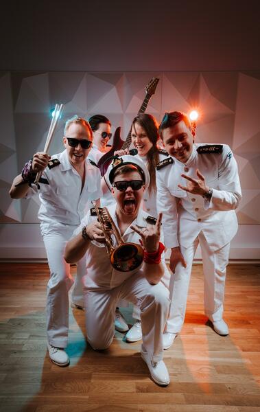 Laivaston soittokunta rokkaa Logomossa.