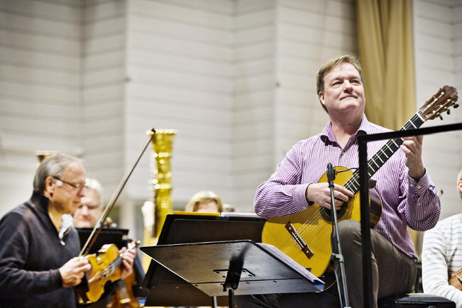 Kitarataiteilija Timo Korhonen.