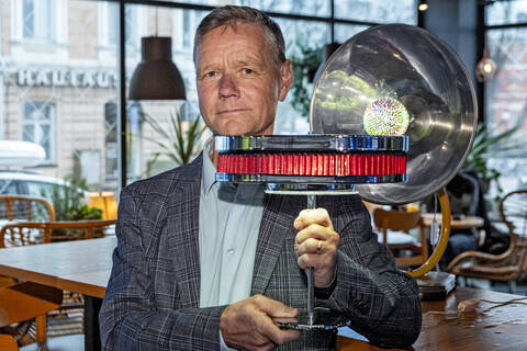 Päivätyönsä ohella Reima Kuusela valmistaa lamppuja kierrätysmateriaaleista, kuten auton ilmanpuhdistimesta.